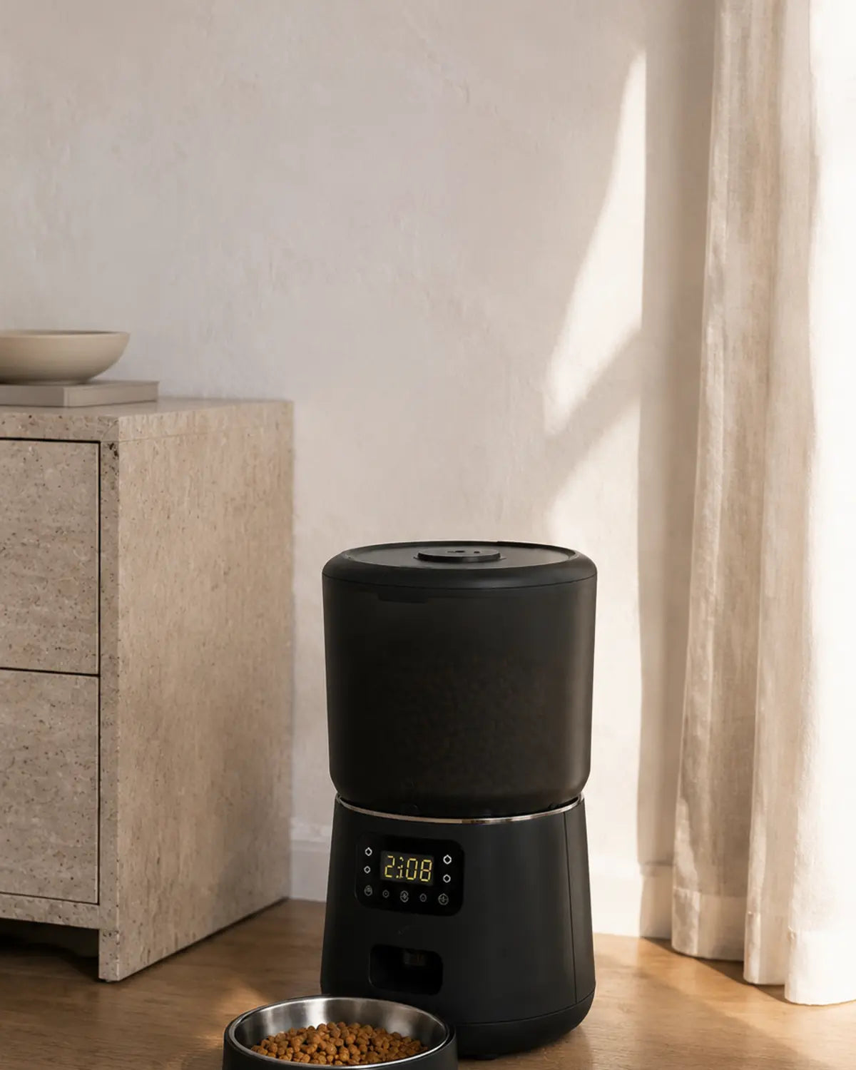 Distributeur Sérénité noir dans un intérieur minéral